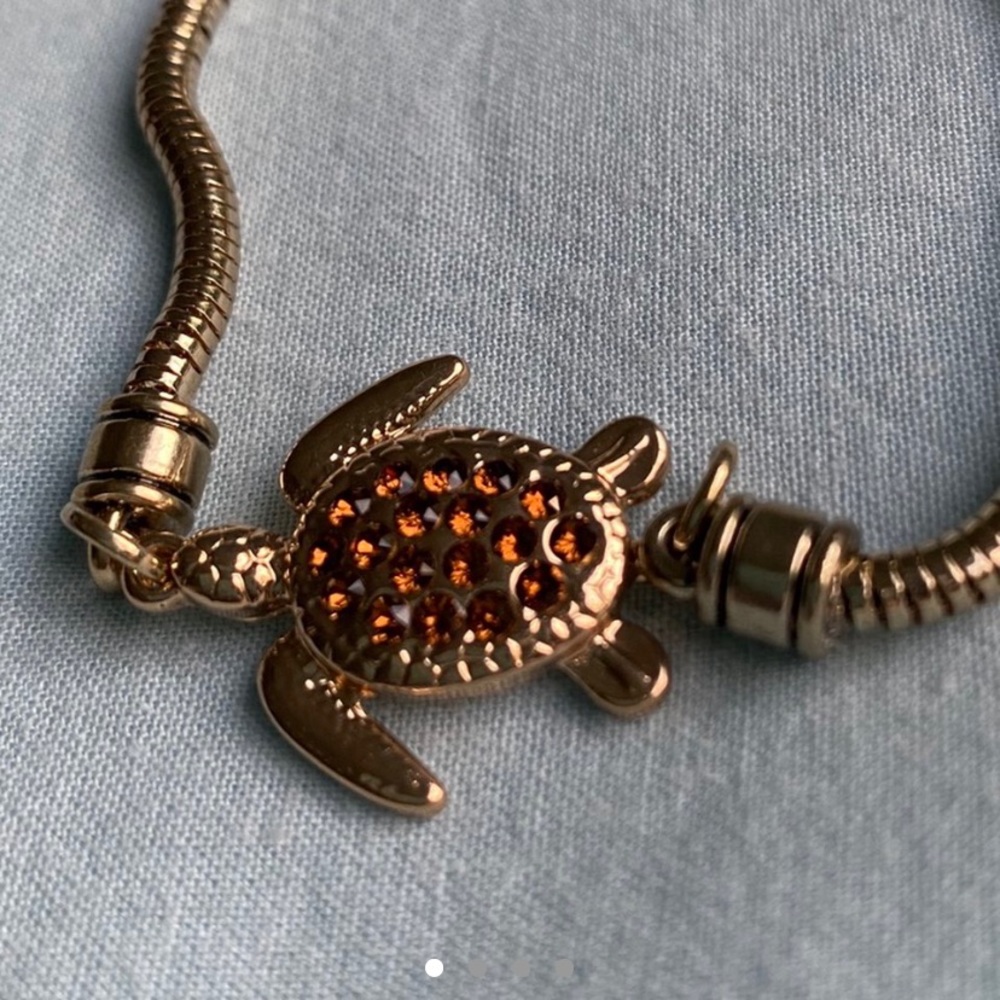 ✨ Adorable golden bracelet with a turtle! ✨